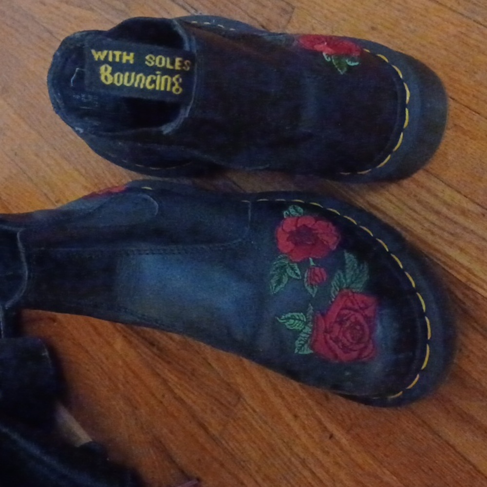 Dr Martens 2976 Vonda Chelsea Boot Embroidered Floral Roses Women’s 7 Pull On - Picture 2 of 2